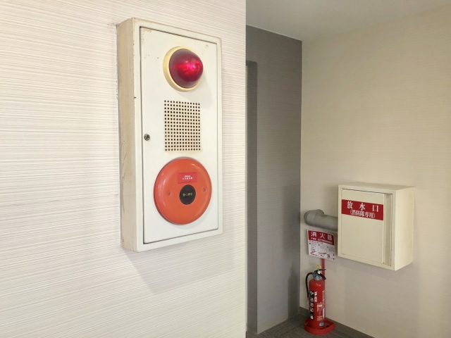 消防用発信機・消火器・放水口の写真