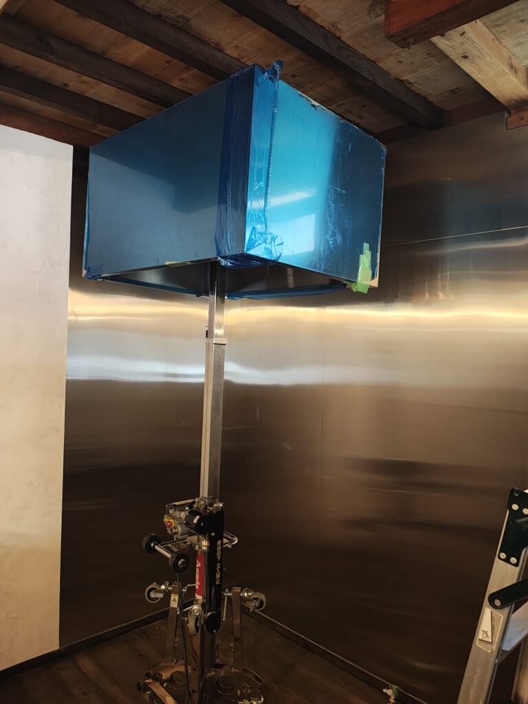 排気フードを吊り上げている写真
