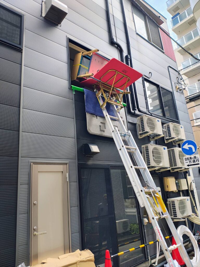 シンクを２階まどから入れ込んでいる写真