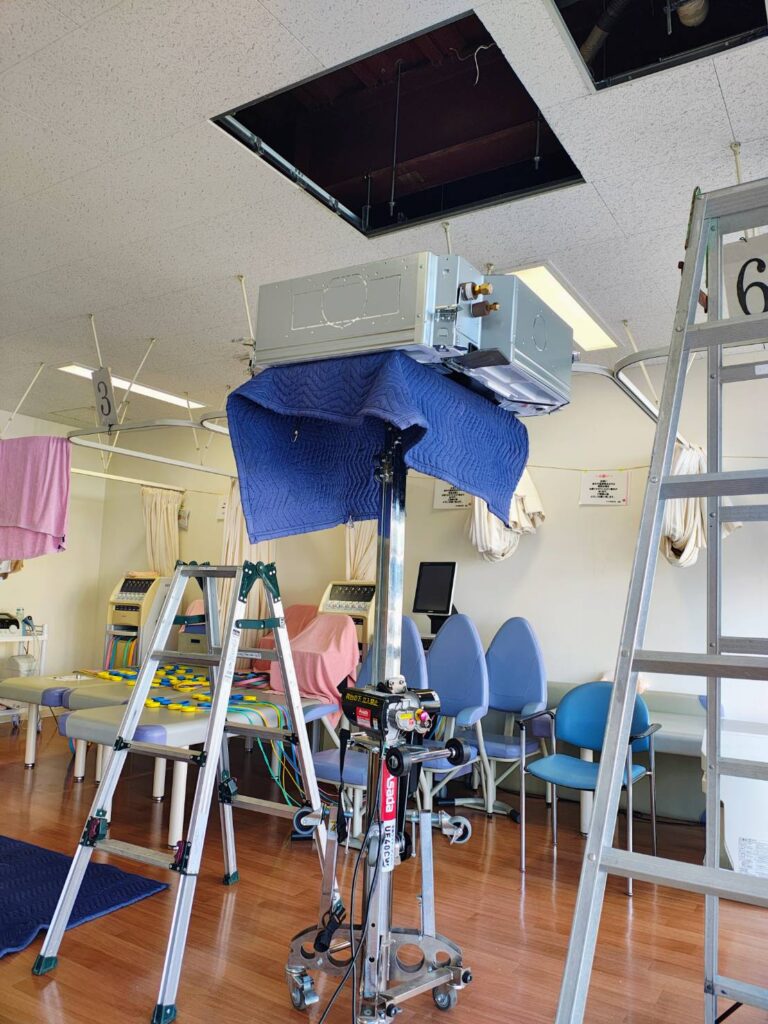 エアコン室内機をアッパーにて荷揚げ中